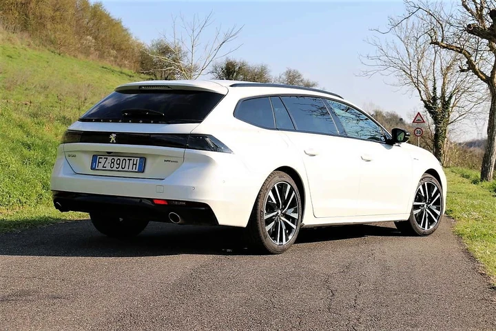 Peugeot 508 SW Hybrid 225 e-AT8 GT: la prova su strada