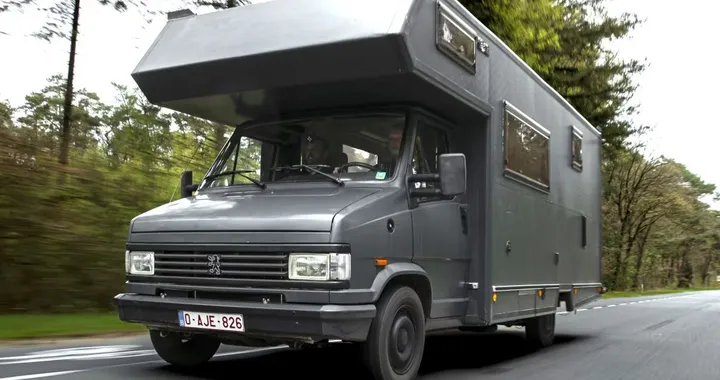 Compra un camper a 4.000 euro e lo rimette a nuovo, ma il meccanico scopre un disastro