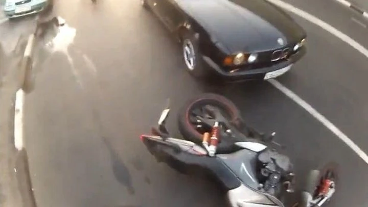 Video: BMW sperona di proposito motociclista