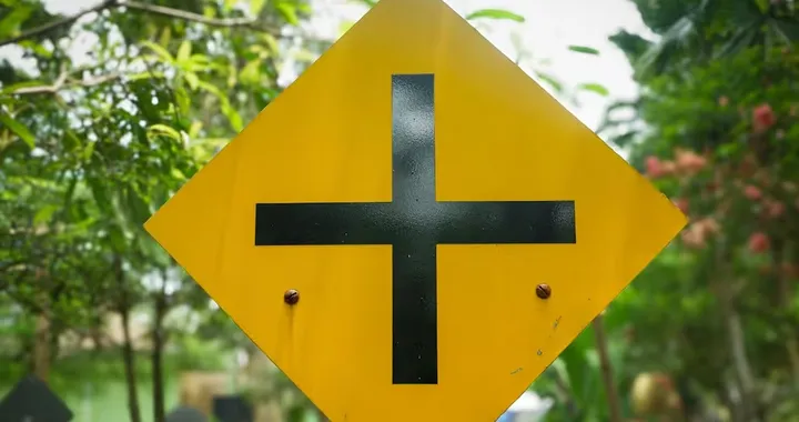 Croce nera su sfondo giallo: il significato del cartello che molti ignorano