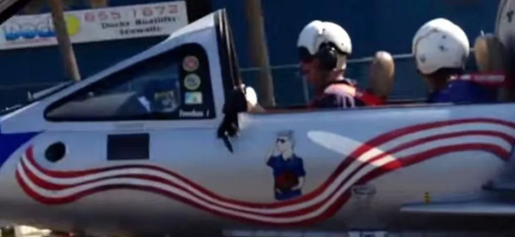 Come si supera un Jet in autostrada [Video]