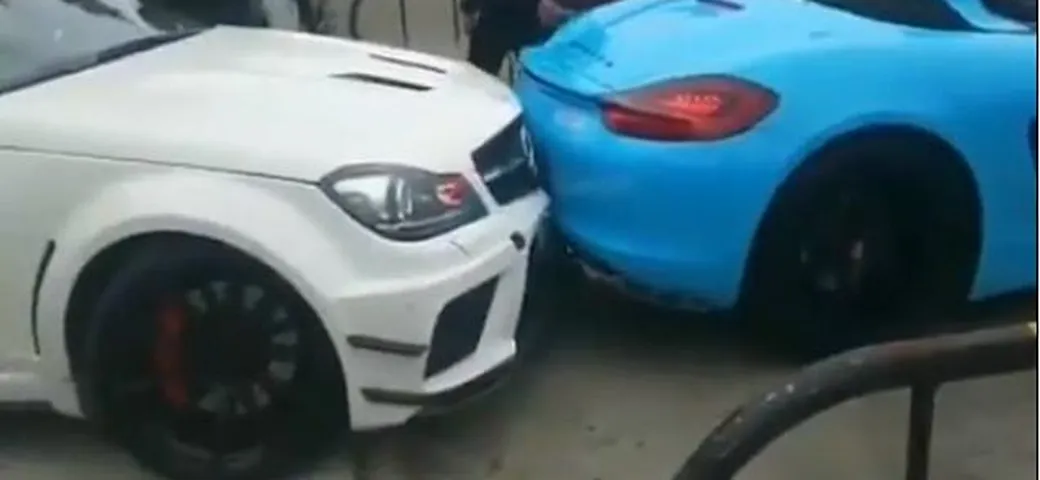 Scatto al rovescio con la Porsche ed è crash [Video]