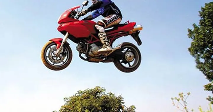 Foto del giorno: salto con la Multistrada