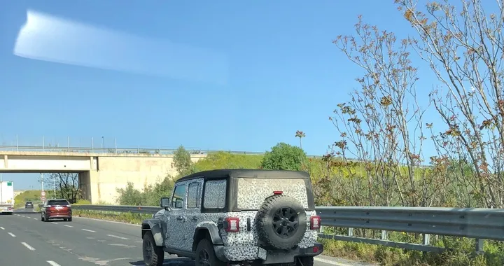 Jeep Wrangler: foto spia della nuova generazione