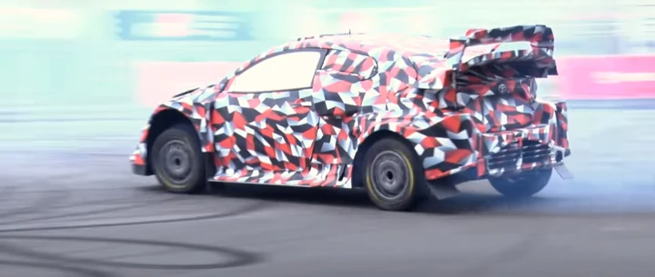 Toyota: il presidente Akio Toyoda drifta con la GR Yaris