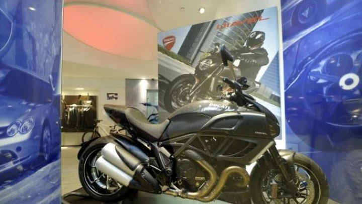 Mercedes: la Ducati Diavel esposta nei Mercedes-Benz Spot di Roma e Milano