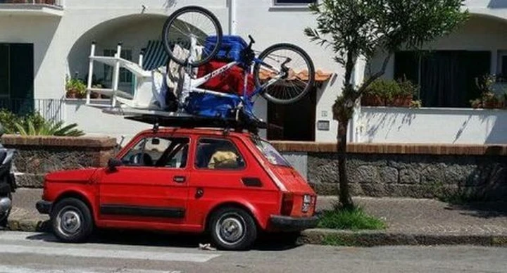 La Fiat 126 caricata all'inverosimile