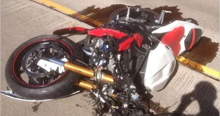 Si schianta in moto e filma tutto con il casco [Video]