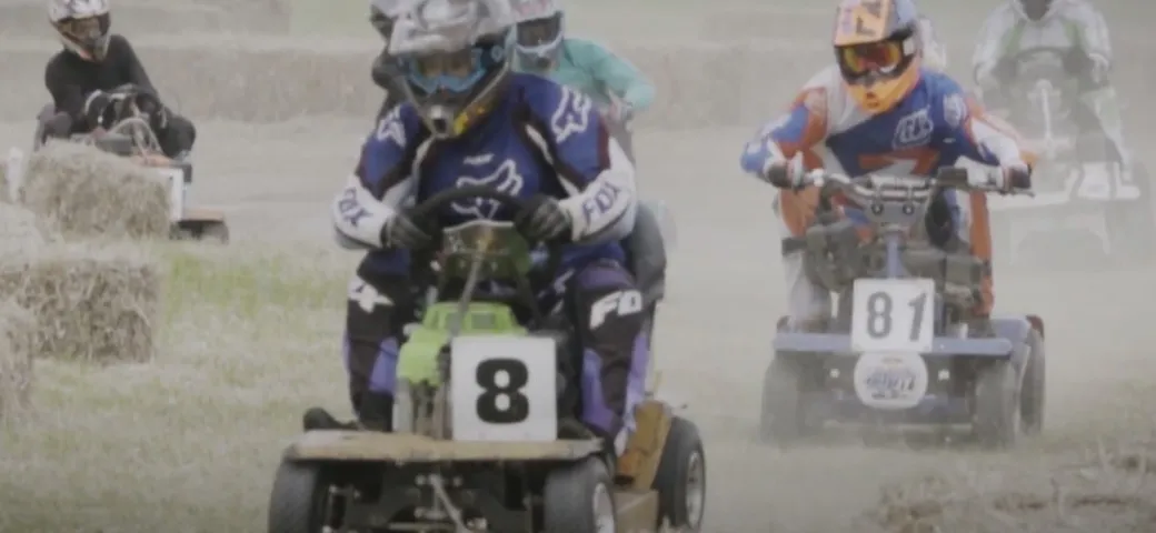Red Bull Cut It: l'incredibile gara di trattorini tagliaerba [Video]