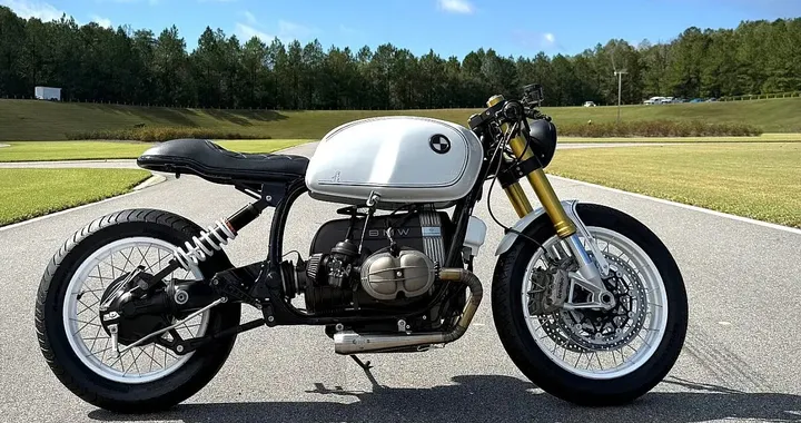 BMW R 100 café racer: nasce in cantina, si completa nel parcheggio