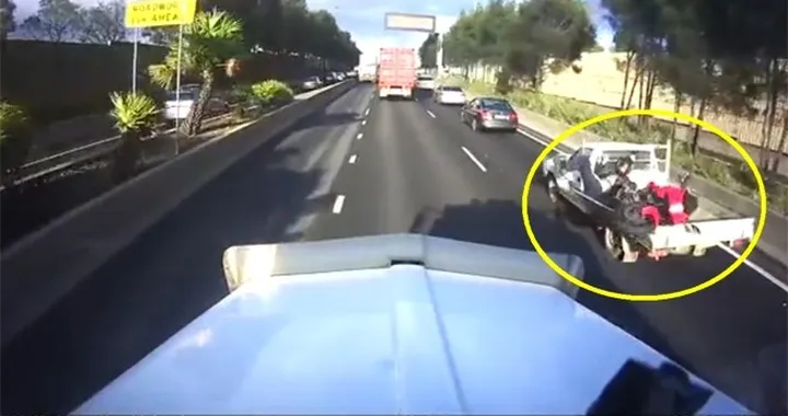 Tampona un camioncino e finisce nel cassone [Video]