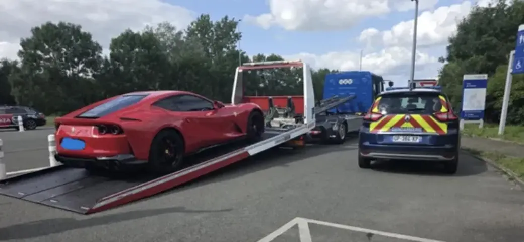 Fermata Ferrari a 200 km/h con bambino di 10 anni a bordo: sequestrata