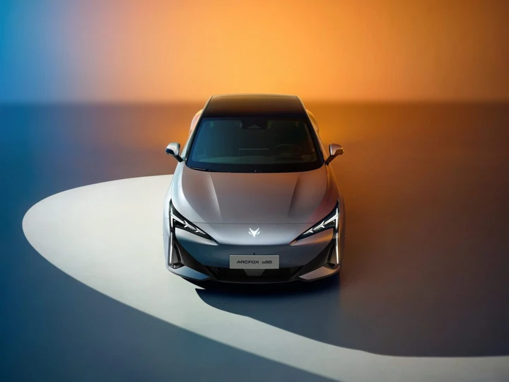 La grande berlina elettrica da 13.000 euro si ricarica in appena 9 minuti