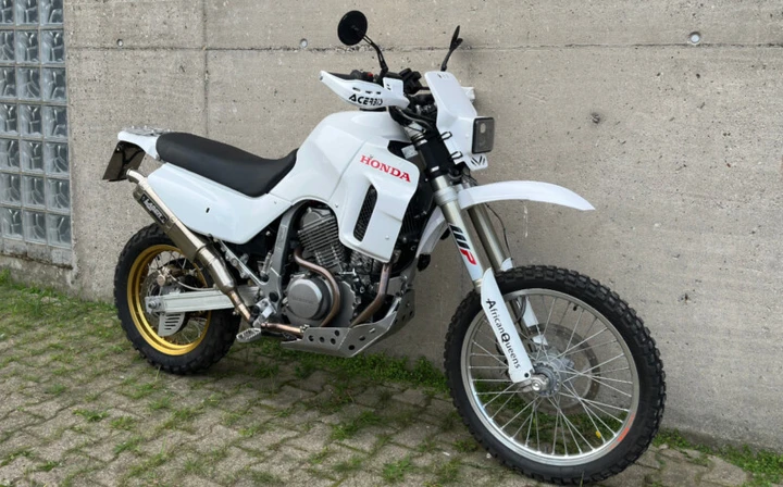 Honda Transalp 600 diventa una enduro: pesa 12 kg in meno