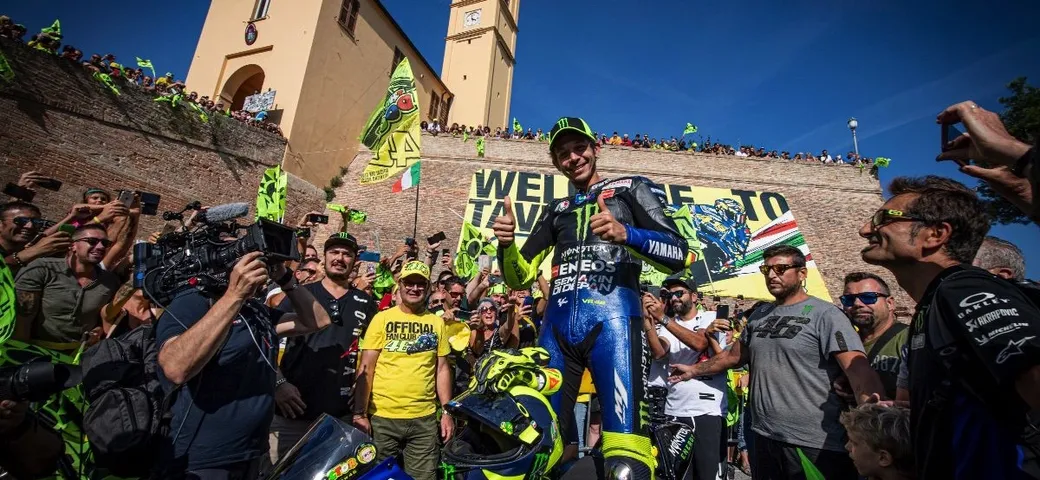 Valentino Rossi sfila a Tavullia in sella alla M1