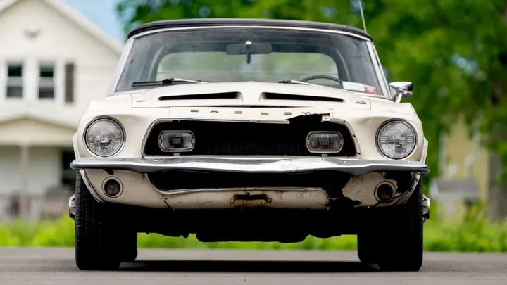 Arrugginita e incidentata, ma vale una fortuna: all’asta una Shelby GT500KR del 1968