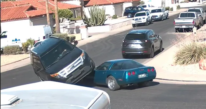 Il SUV passa sopra alla Corvette all'incrocio [Video]