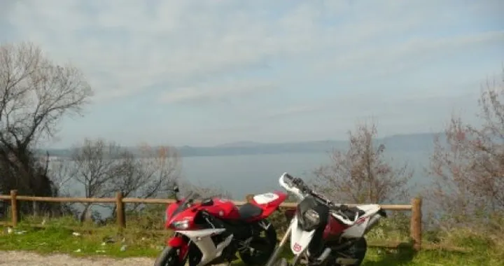 Foto del giorno: R1 2002 & Husqvarna 610 sul lungo lago di Anguillara