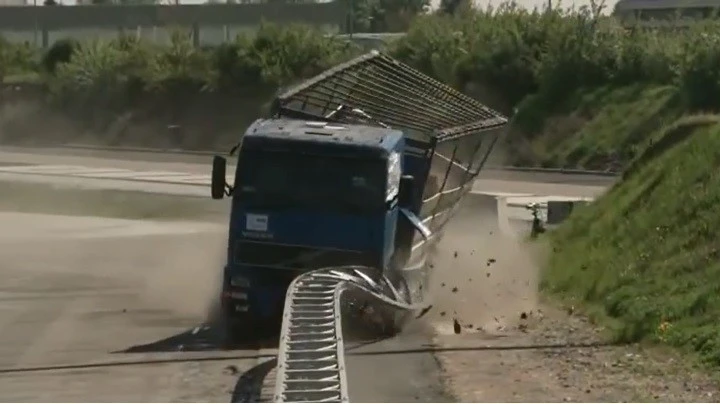 Un nuovo guardrail contiene anche i camion [VIDEO]