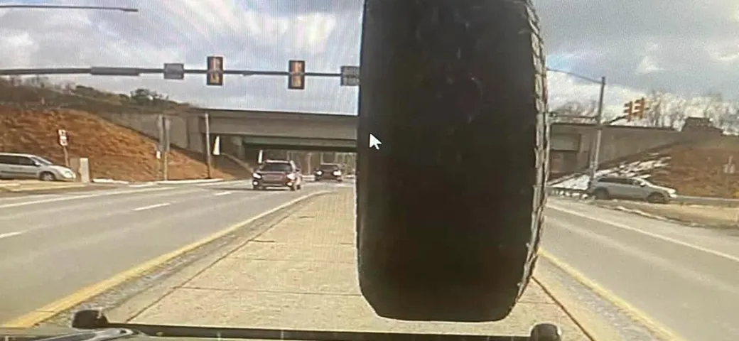 Auto della polizia colpita da una ruota volante [Video]