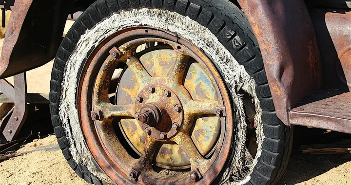Furti alle ruote delle automobili: polemiche a Napoli
