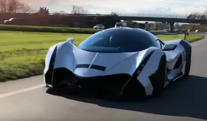 Devel Sixteen: la potentissima hypercar testata sulle strade del Piemonte