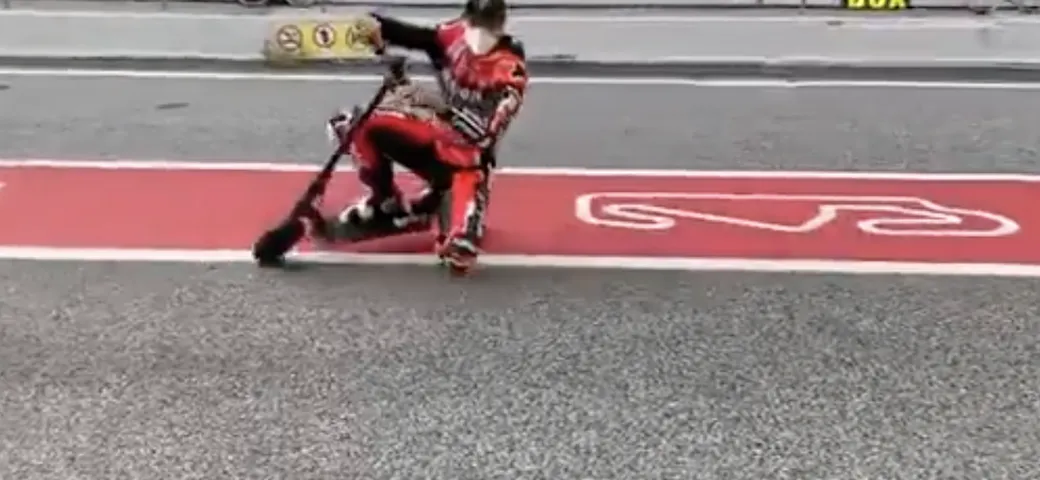 Scott Redding: ginocchio sull'asfalto, anche in monopattino [Video]