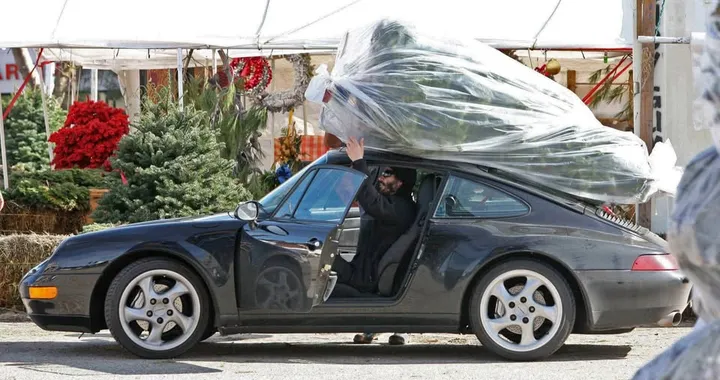 Keanu Reeves, la Porsche 911 e la magia di un Natale fuori dagli schemi