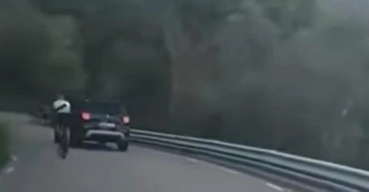 Ciclista sorpassa un SUV in discesa ma viene travolto [Video]
