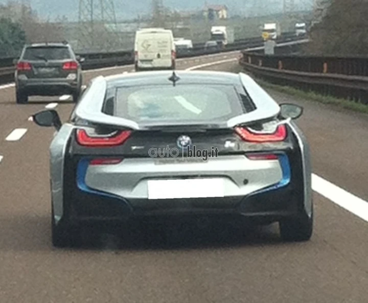 BMW i8: l'avvistamento è di un nostro lettore