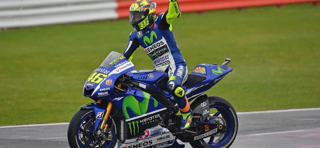 MotoGP Silverstone: Rossi “lectio magistralis”. I ducatisti Petrucci e Dovisioso sul podio 