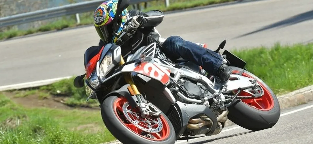 Aprilia Tuono V4 1100 Factory M.Y. 2017: prima prova