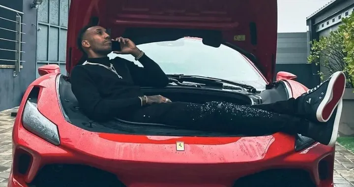 Cullato da una Ferrari: l’eccentrico arrivo di Aubameyang al Barcellona