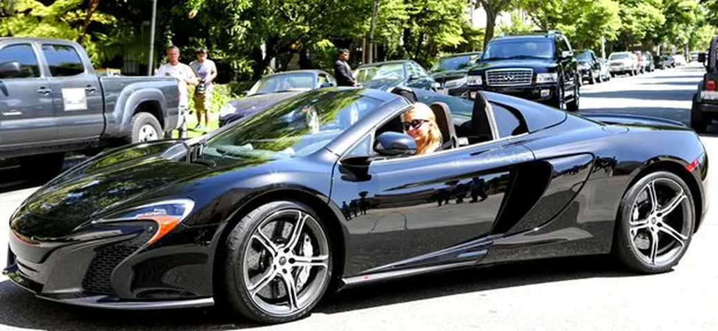 Paris Hilton compra una McLaren 650S ma non sa come accenderla