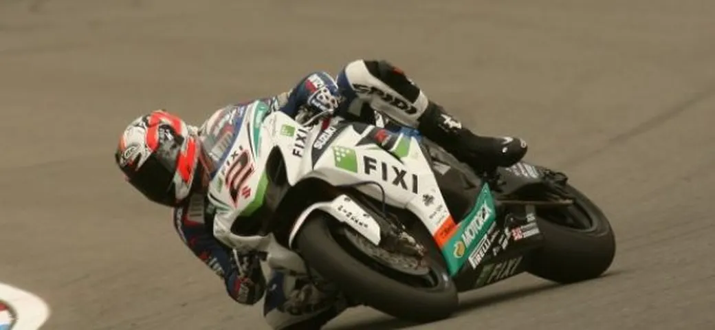 SBK, Silverstone: Camier davanti a tutti nelle libere. Biaggi a terra.