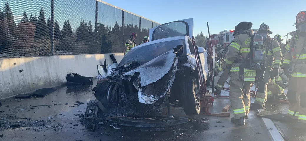 Tesla Model S ferma da tre mesi prende fuoco all'improvviso [VIDEO]