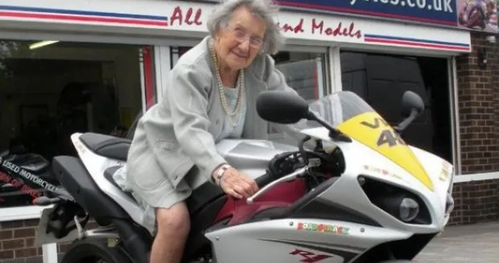 Nonna compie 102 anni, in regalo una foto sulla moto di Valentino Rossi