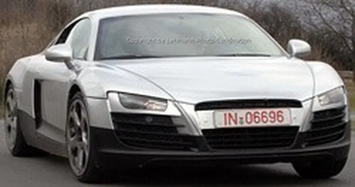 R8 argento Audi