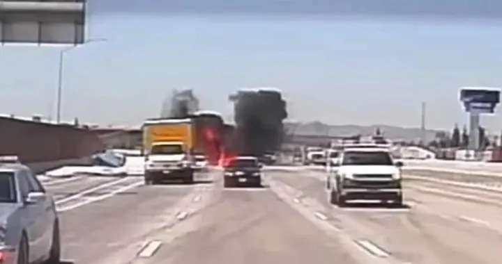 Aereo atterra in autostrada in modo fiammante [Video]