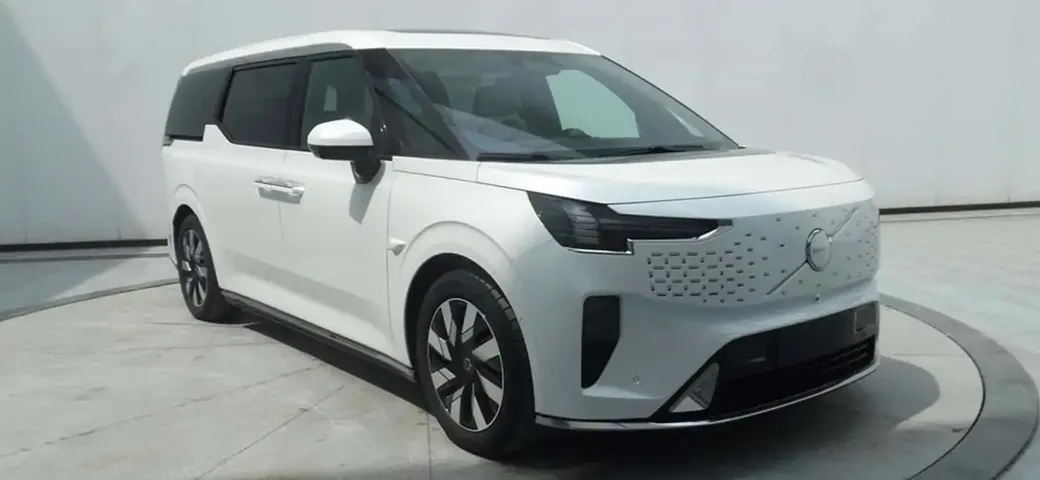 Volvo EM90: trapelate sul web le prime immagini del minivan elettrico
