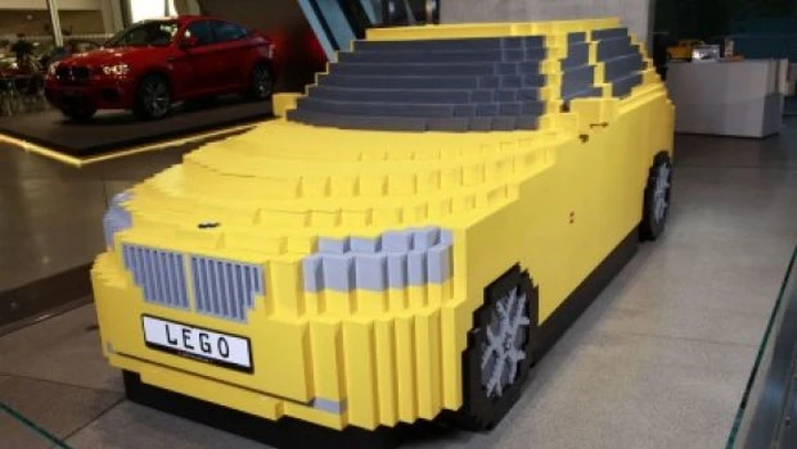 Bmw X1: 800 bambini ne creano un modello utilizzando i soli mattoncini del Lego