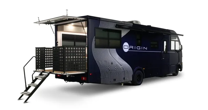 Questo camper da 150.000 dollari nasconde un vero terrazzo nella parte posteriore