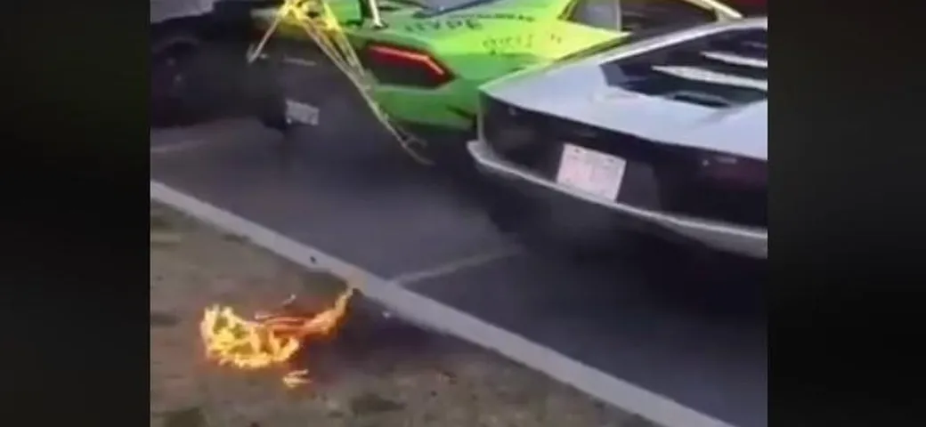 Lamborghini Aventador: sputa fuoco e brucia un prato [Video]