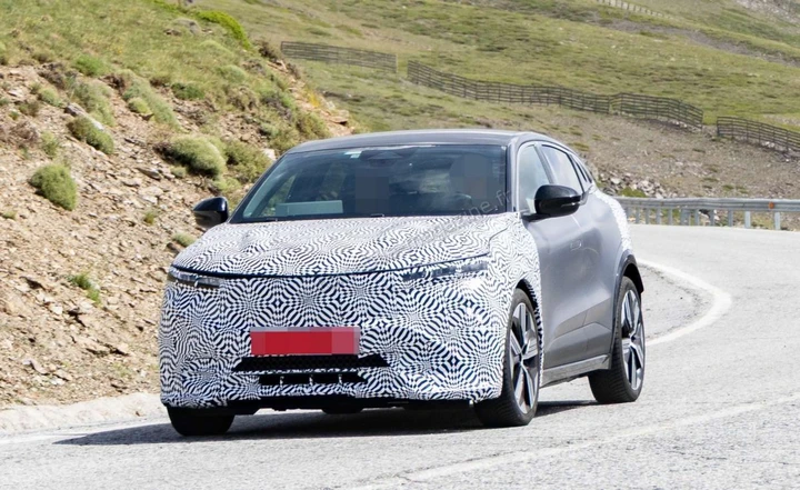 Renault Mégane E-Tech, restyling con nuove batterie in arrivo
