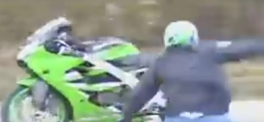 Impenna in piedi in moto e cade [Video]