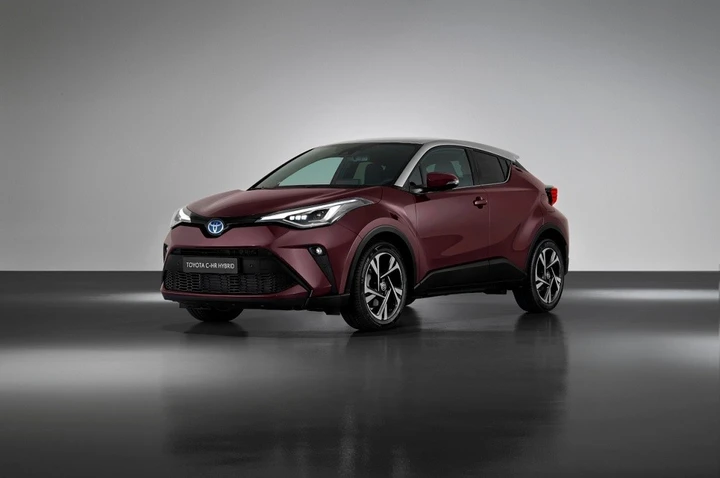Toyota C-HR restyling 2022: novità, interni, motori