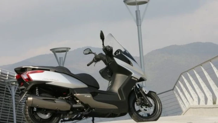 Disponibile nelle concessionarie la coppia Kymco Downtown 300i ABS e 200i 2010