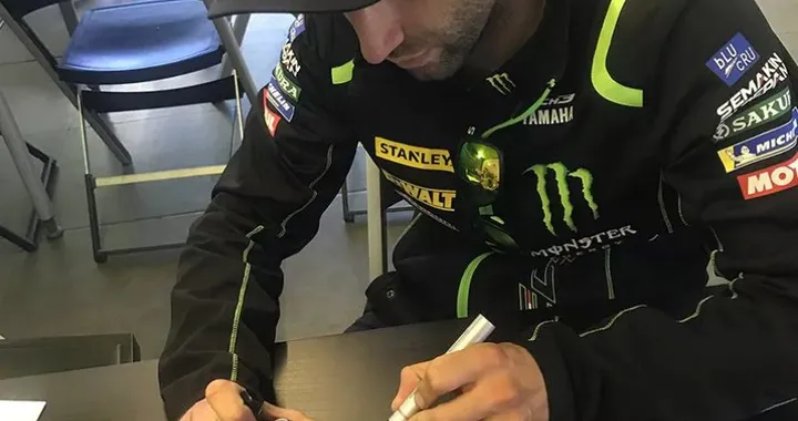 I guanti di Zarco all'asta per Two Wheels for life