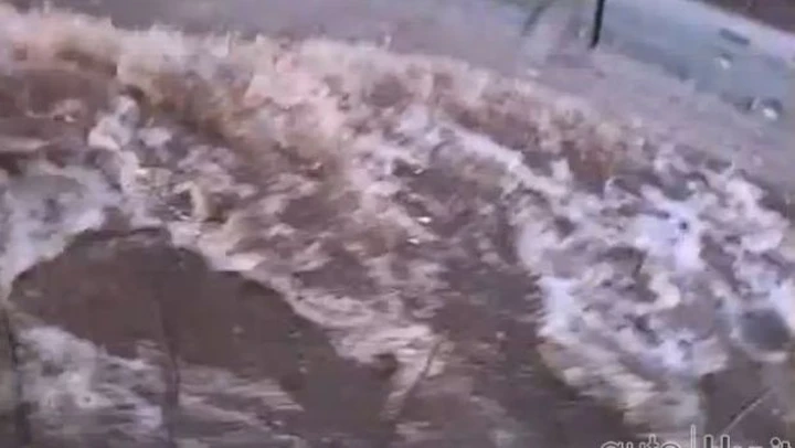 Guidare sotto la pioggia è pericoloso. Un video ci dimostra il perché...