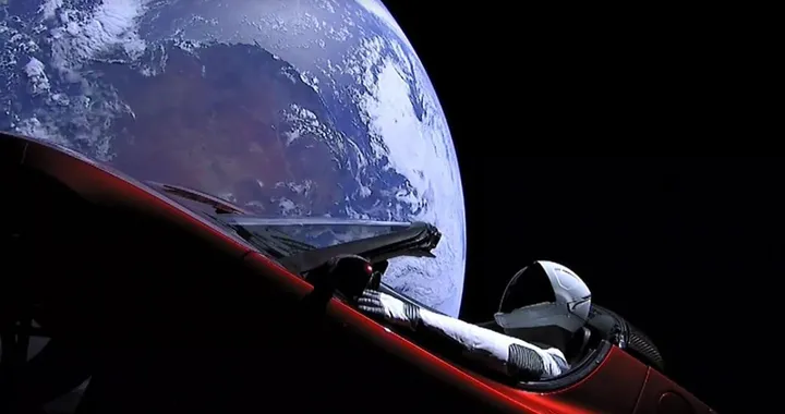 La Tesla Roadster lanciata nello spazio, può precipitare sulla Terra?